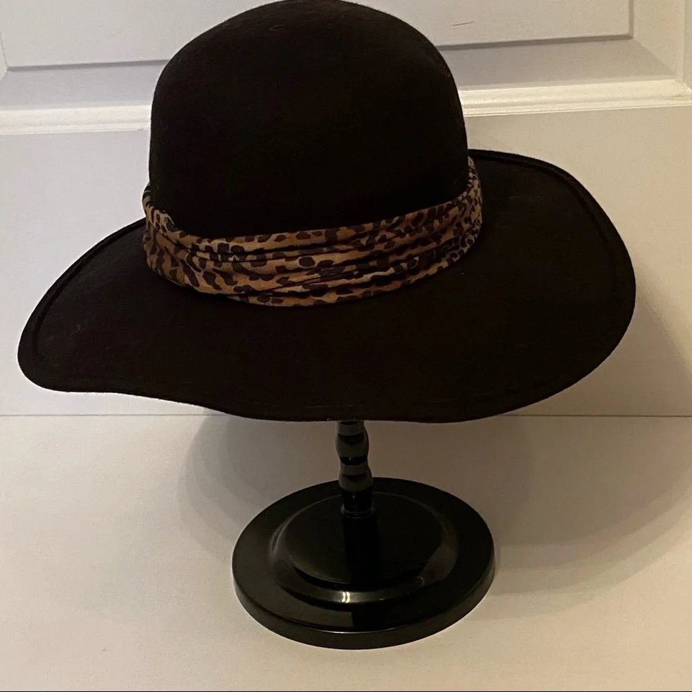 IMPORTINA SAKS FIFTH AVENUE HAT BLACK WIDE BRIM LEOPARD ANIMAL ACCENT BAND